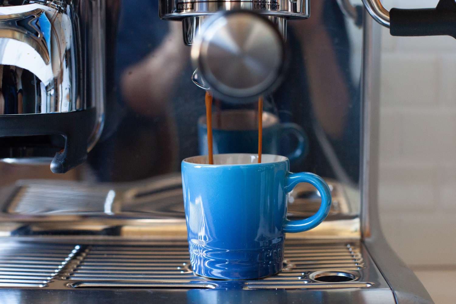 Plan de travail avec ustensiles de cuisine